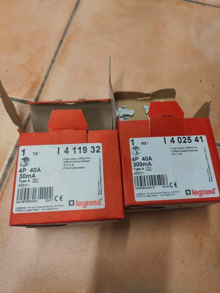 Lot de 2 différentiel Legrand 30Ma&300Ma, Doe-het-zelf en Bouw, IJzerwaren en Bevestigingsmiddelen, Nieuw, Ophalen of Verzenden