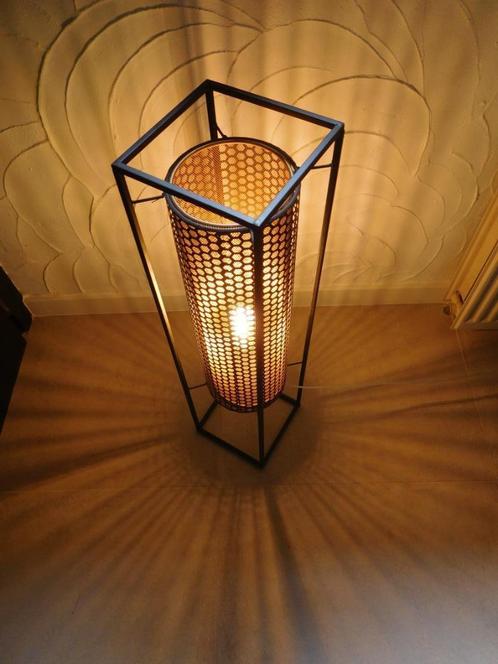 Lampe métal noir et doré à poser socle carré Hauteur 75 cm, Maison & Meubles, Lampes | Lampes de table, Comme neuf, Métal, Enlèvement