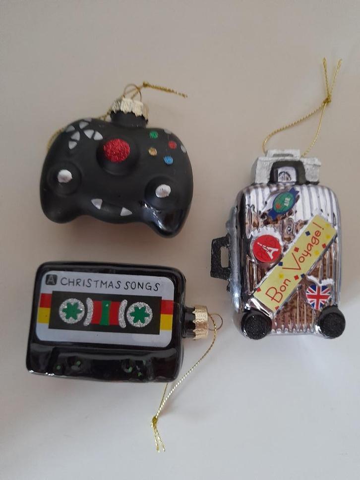 Kerstmis - 3 Ludieke kerstballen Cassette/Playstation/koffer, Diversen, Kerst, Nieuw, Ophalen of Verzenden