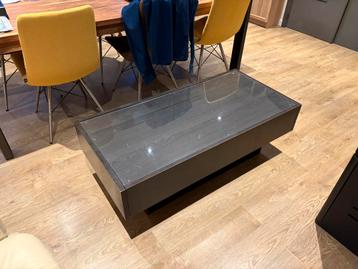 Table de salon avec tiroirs beschikbaar voor biedingen