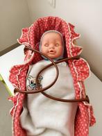 pop met draagmand en kleertjes, Ophalen, Gebruikt, Babypop