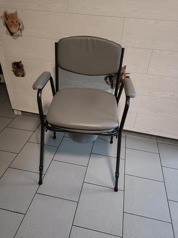 chaise percée avec 4 pieds réglables en hauteur larg.50cm