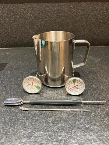 Rvc melkopschuimkan met 2 thermometers beschikbaar voor biedingen