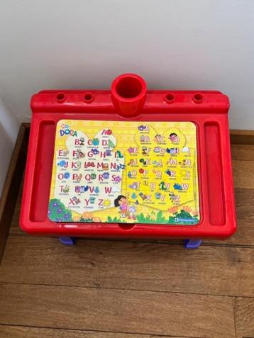 Meegroei stoeltje met bijhorende bureau( CLEMENTONI ) beschikbaar voor biedingen
