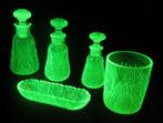5 st. vaseline uranium glas art deco, parfumflessen...ca1920, Antiek en Kunst, Antiek | Glaswerk en Kristal, Verzenden