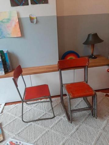 vijf antieke kinderstoeltjes beschikbaar voor biedingen