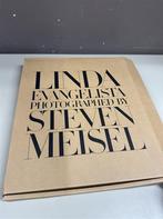 Linda Evangelista Photographed by Steven Meisel Hardcover Ph, Livres, Art & Culture | Photographie & Design, Enlèvement ou Envoi