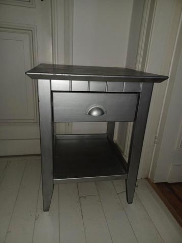 Nachtkastje in vol hout beschikbaar voor biedingen