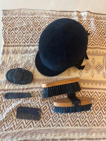 Ruitershelm / paardrijhelm / tok klein + borstels beschikbaar voor biedingen