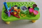 Opruiming Play-Doh boetseerklei met accessoires en tafeltje, Ophalen of Verzenden, Zo goed als nieuw, Knutselen
