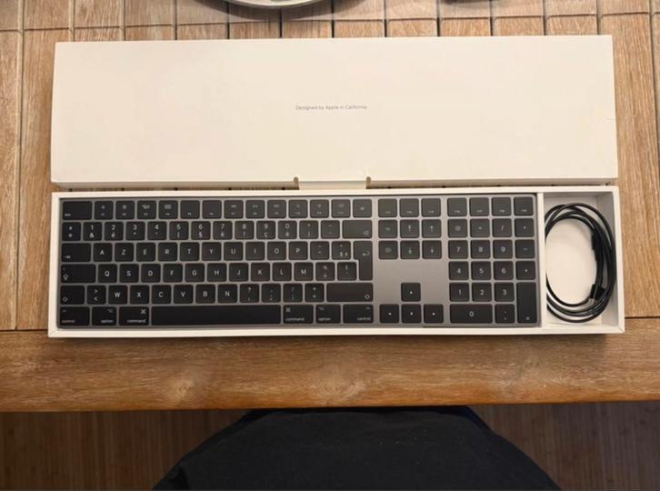 APPLE AZERTY BLACK KEYBOARD, Computers en Software, Toetsenborden, Zo goed als nieuw, Azerty, Draadloos, Ergonomisch, Verzenden