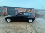BMW 1 SERIE ✅118iA AUTOMAAT OPEN DAK BENZINE GARANTIE, Auto's, Automaat, Euro 5, Zwart, Leder en Stof