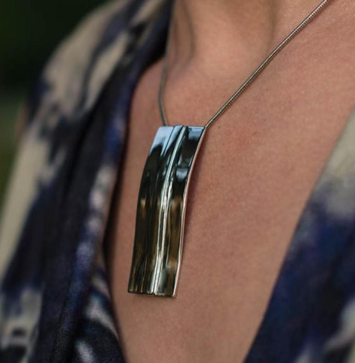 Uniek 3D geprint juweel - "Vertical", Handtassen en Accessoires, Kettingen, Nieuw, Overige materialen, Zilver, Met hanger, Ophalen of Verzenden