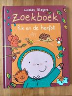 Liesbet Slegers - Zoekboek Rik en de herfst, Boeken, Ophalen of Verzenden, Gelezen, Liesbet Slegers