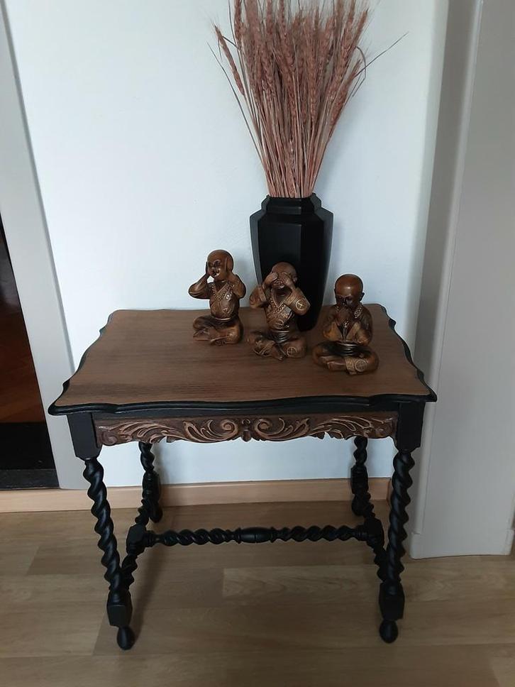 Antiek tafeltje zwart en origineel houtsnijwerk  !, Antiek en Kunst, Antiek | Meubels | Tafels, Ophalen