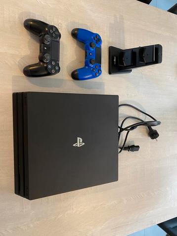 Ps4 Pro + 2 Controllers + docking/laad station controllers, Enlèvement, Comme neuf