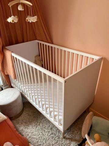Wit babybed Quax 60 x 120 + Aerosleep matras en toebehoren beschikbaar voor biedingen