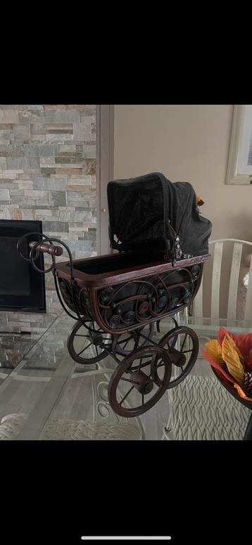 Antieke poppenwagen beschikbaar voor biedingen
