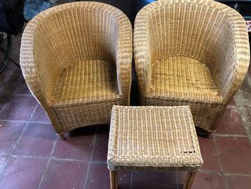 2 rieten kuipstoelen met bijzettafel beschikbaar voor biedingen