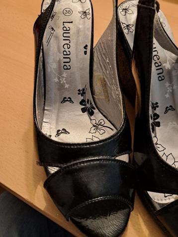Schoen voor dames beschikbaar voor biedingen