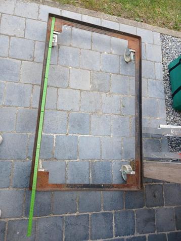 Stalen onderstel met wielen tot 150 kg beschikbaar voor biedingen