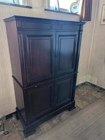 Houten kast beschikbaar voor biedingen