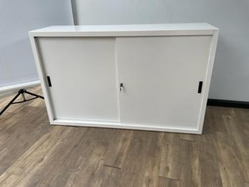 Metalen schuifdeurkast 160 (wit) beschikbaar voor biedingen