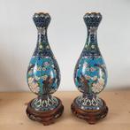 Blauwe cloisoné vaasjes met vogel en bloemmotief, Antiek en Kunst, Ophalen of Verzenden