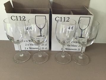 24 setjes van 6 gelijke wijnglazen beschikbaar voor biedingen