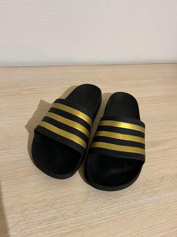 Zwart/gouden slippers Adidas maat 38-39 beschikbaar voor biedingen
