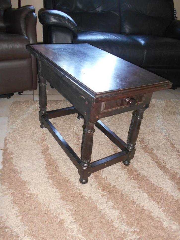 Stevig  bijzettafel/salontafeltje met lade/donkere eik, Huis en Inrichting, Tafels | Salontafels, Zo goed als nieuw, 50 tot 75 cm