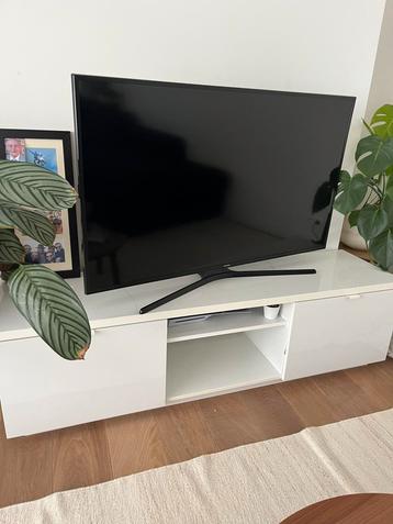 Moderne witte tv-kast met hoogglans afwerking beschikbaar voor biedingen