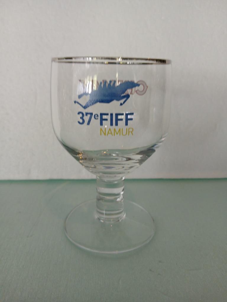 Galopin CHIMAY glas op statief van de 37e FIFF NAMUR in perf, Ophalen of Verzenden, Nieuw, Glas of Glazen, Overige merken