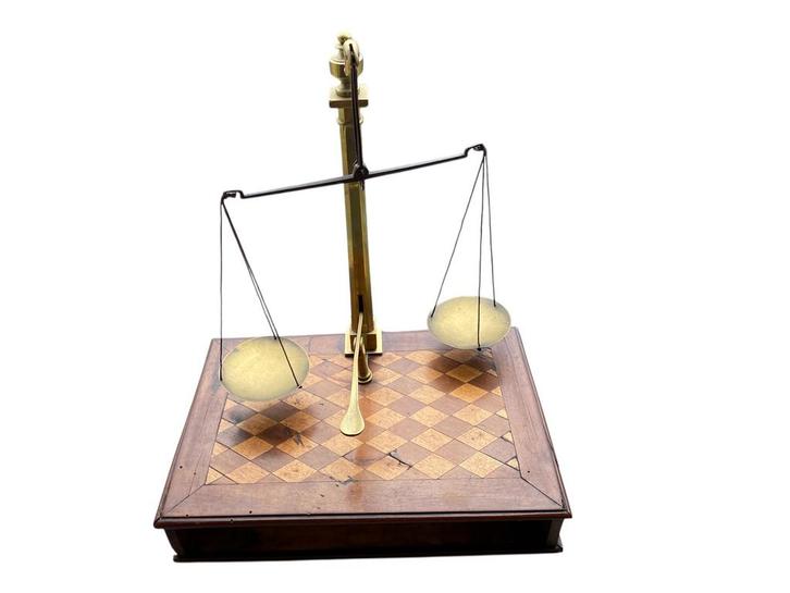 Balans op de doos met zijn gewichten., Hobby en Vrije tijd, Modelbouw | Boten en Schepen, Zo goed als nieuw, Ophalen