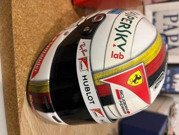 Sebastian Vettel Ferrari 2017 1/2 mini helm gehandtekend beschikbaar voor biedingen
