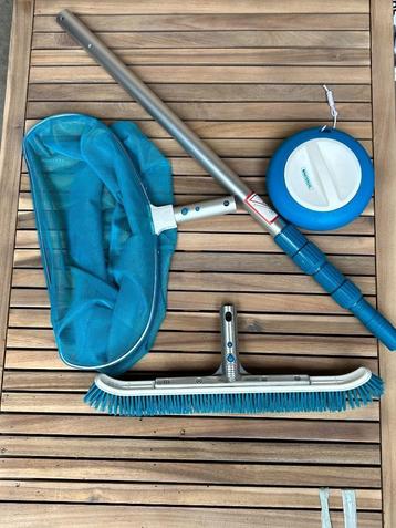 Nieuw onderhoudskit 4 accessoires naar het zwembad  beschikbaar voor biedingen