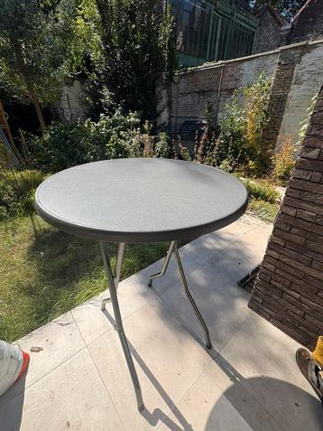 Receptietafel met zwarte hoes beschikbaar voor biedingen