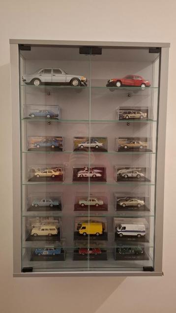 Miniatuur verzameling Mercedes met kastje beschikbaar voor biedingen