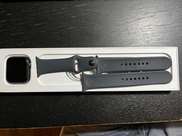 Apple Watch SE 4G 44mm Midnight Aluminium Sport Band beschikbaar voor biedingen