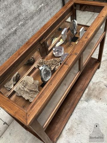 Antieke vitrinekast sidetable winkeldisplay beschikbaar voor biedingen