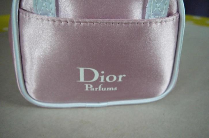 trousse de maquillage rose  Dior CD, Bijoux, Sacs & Beauté, Trousses de toilette, Comme neuf, Rose, Enlèvement ou Envoi