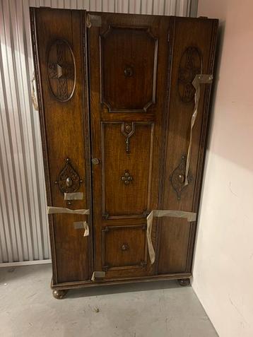 Kast met hanger en legplank beschikbaar voor biedingen