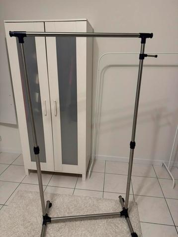 GRATIS kledingrek op wieltjes beschikbaar voor biedingen