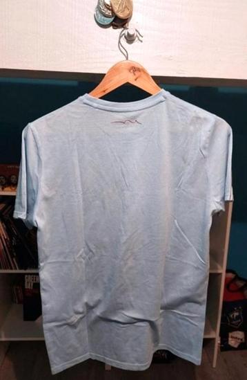 T-shirt bleu beschikbaar voor biedingen