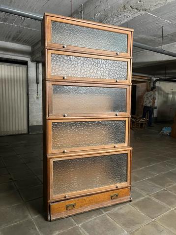 Belle bibliothèque de bureau. beschikbaar voor biedingen