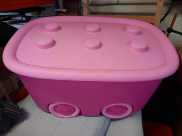 Mooie roze speelgoed koffer op wieltjes