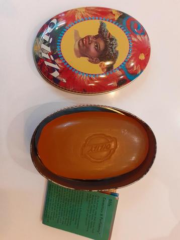 Oilily zeep in blik beschikbaar voor biedingen