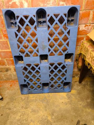 Plastic pallet beschikbaar voor biedingen