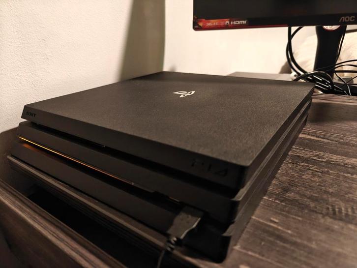 Playstation 4 Pro (1TB) + 3 AAA Games, Games en Spelcomputers, Spelcomputers | Sony PlayStation 4, Zo goed als nieuw, Ophalen of Verzenden