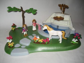 Playmobil tuin met fontein met koningskinderen en eenhoorn